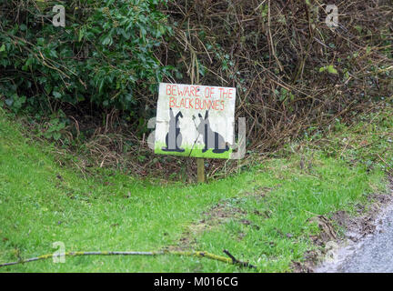 Auf Gras kurz Zeichen auf der Straße in Milton Street, East Sussex, Warnen für schwarze Kaninchen aufpassen. Stockfoto