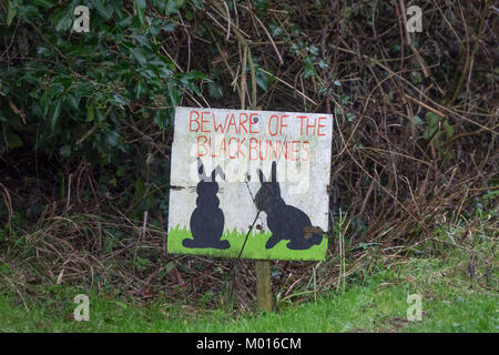 Auf Gras kurz Zeichen auf der Straße in Milton Street, East Sussex, Warnen für schwarze Kaninchen aufpassen. Stockfoto