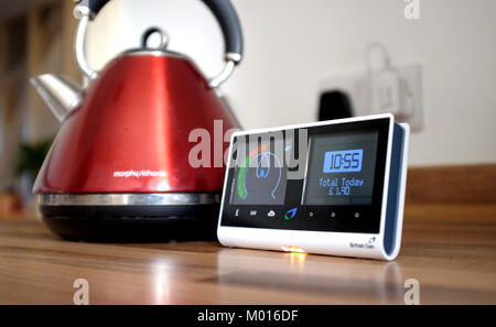 British Gas Smart Meter zeigt, wie viel Energie in Haushalt mit Wasserkocher im Hintergrund verwendet wird Stockfoto