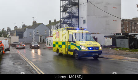 NHS Südostküste Ambulance Service Fahrzeug mit Blaulicht auf Notruf Foto aufgenommen von Simon Dack Stockfoto