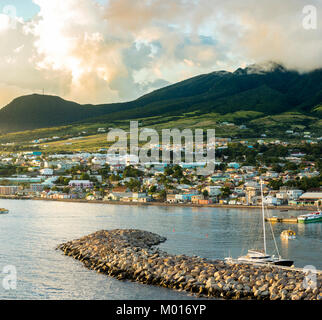 Basseterre, St. Kitts und Hafen bei Sonnenuntergang. Stockfoto