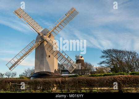 Jack und Jill Windmühlen stehen im Winter Sonnenschein von der South Downs Way mit Blick auf Clayton und Hocker Stockfoto