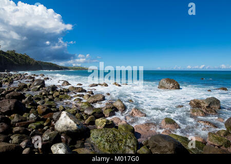 Rocky unberührten tropischen Strand auf der Insel St. Kitts in der Karibik. Stockfoto