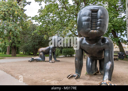 Riesige bronzene Krabbelbabys im Prager Kampa-Park vom tschechischen Bildhauer und Künstler David Cerny, Prag, Tschechische Republik Stockfoto