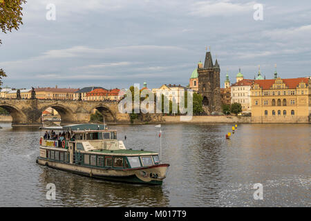 Ein Ausflugsboot auf dem River Vlatava, Kreuzfahrten, weg von der Karlsbrücke und dem Altstädter Brückenturm Stockfoto
