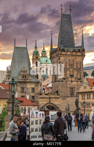 Touristen und Besucher bei einem Spaziergang auf der Karlsbrücke bei Sonnenuntergang, surfen Kunst Geschenke und Souvenirs zum Verkauf, Prag, Tschechische Republik Stockfoto