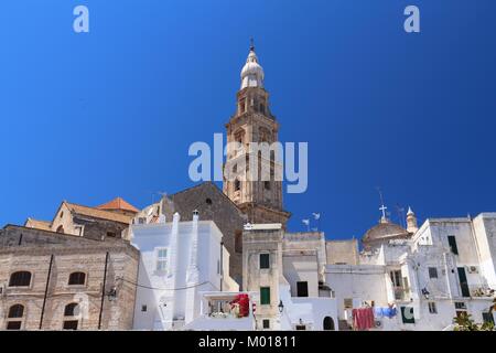 Monopoli, Stadt in Apulien, Italien. Skyline mit Kathedrale. Stockfoto