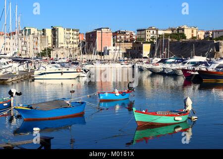 Fischerhafen in Italien - Bisceglie Stadt in Apulien. Stockfoto