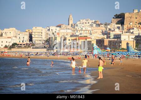 VIESTE, ITALIEN - Juni 5, 2017: die Menschen besuchen einen Strand in Vieste. Italien ist einer der am meisten besuchten Länder der Welt Mit 50,7 Millionen Ankünften im Jahr 2015. Stockfoto