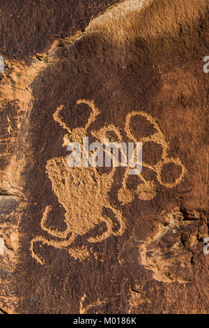 Petroglyph zeigt eine Abbildung, die aussieht wie ein Jongleur, mit extra Anhängseln und eine unbekannte Bedeutung, in Nine Mile Canyon, Utah, USA Stockfoto