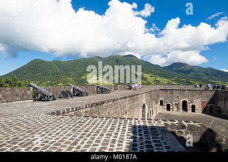 Schwefel fort auf St. Kitts mit Vulkan im Hintergrund. Stockfoto