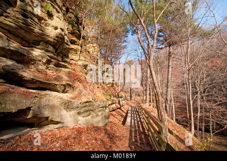 Trail im ausgehungerten Rock State Park im Spätherbst Stockfoto