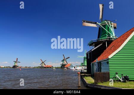Windmühle in Holland. Alter Industriearchitektur in der "Zaanse Schans" in Zaandam. Stockfoto
