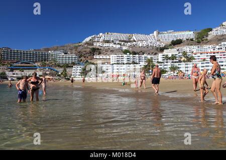 GRAN CANARIA, SPANIEN - Dezember 2, 2015: die Menschen besuchen Strand von Puerto Rico auf Gran Canaria, Spanien. Kanarischen Inseln hatte 12,9 Millionen Besucher in 2014 Stockfoto