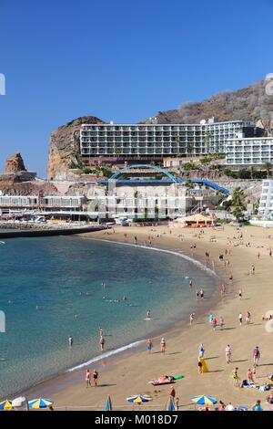 GRAN CANARIA, SPANIEN - Dezember 2, 2015: die Menschen besuchen Strand von Puerto Rico auf Gran Canaria, Spanien. Kanarischen Inseln hatte 12,9 Millionen Besucher in 2014 Stockfoto