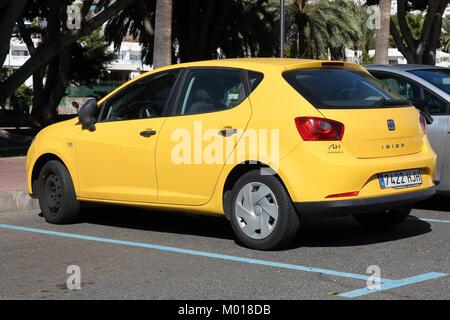 GRAN CANARIA, SPANIEN - Dezember 2, 2015: Seat Ibiza in Gran Canaria, Spanien geparkt. Sitz ist Teil der Volkswagen Konzern, die 3. größte Autohersteller mit 9,7 Mil Stockfoto