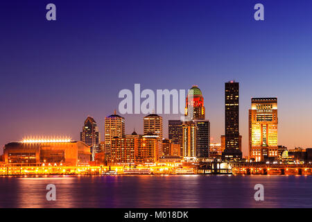 Die Louisville nacht Stadtzentrum über den Ohio River Stockfoto