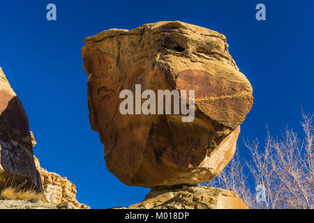 Balance Rock, aka Pig Head Rock, ein Wahrzeichen in Nine Mile Canyon, Utah, USA Stockfoto