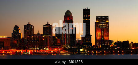 Ein Panorama von Louisville night skyline über den Ohio River Stockfoto