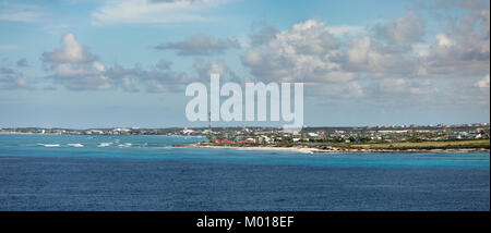 Panoramablick über Cockburn Town, Grand Turk, vom Meer. Stockfoto