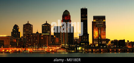 Ein Panorama von Louisville nacht Stadtzentrum über den Ohio River Stockfoto