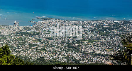 Luftaufnahme von Puerto Plata vom Gipfel des Pico Isabel de Torres. Stockfoto