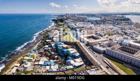 Luftbild der Altstadt von San Juan, Puerto Rico und La Perla Slum. Stockfoto