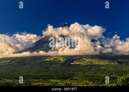 Mount Mayon Vulkan in der Nähe von Legazpi City in der Region Bicol Albay Bezirk, Luzon, Philippinen erzeugt seinen eigenen Wetter und Klima. Stockfoto