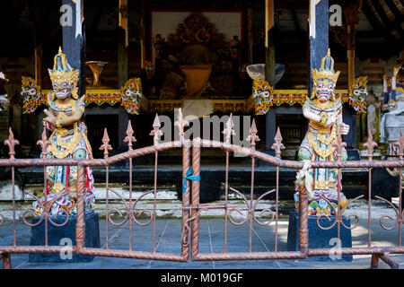 Grill Tor und Statuen am Heiligtum in Gunung Kawi Sebatu Tempel ("Pura"), Bali, Indonesien. Stockfoto