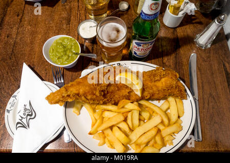 Ausgezeichneter Fisch und Chips an der berühmten Magpie Cafe in Whitby serviert mit Erbsenpüree Soße und ein Getränk von Peroni italienischen Lager Tartar Stockfoto