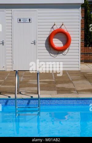 Schwimmbad mit Umkleidekabine Stockfoto