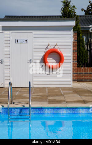 Schwimmbad mit Umkleidekabine Stockfoto