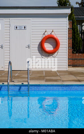 Schwimmbad mit Umkleidekabine Stockfoto