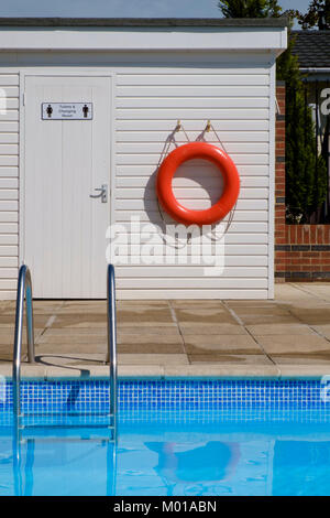 Schwimmbad mit Umkleidekabine Stockfoto