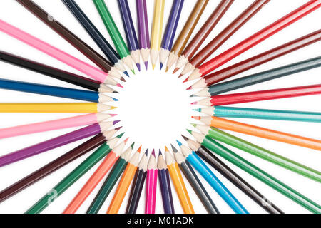 Satz von Buntstifte aufgereiht in einem Kreis mit leeren Raum im Inneren auf weißem Hintergrund Stockfoto
