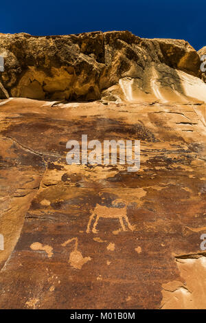 Petroglyphen, die auf einer Klippe hoch über Nine Mile Canyon, Utah, USA Stockfoto