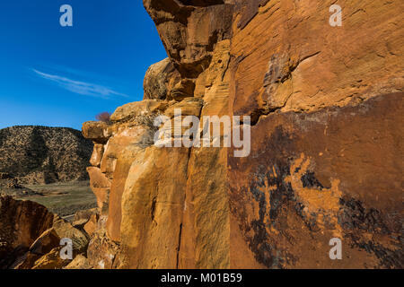 Felszeichnungen von einem Tier, einem Elch oder Bighorn Schafe und ein Kreuz, auf einer Klippe hoch über Nine Mile Canyon, Utah, USA Stockfoto