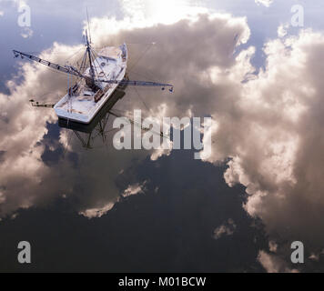 Luftaufnahme von Fischerboot in South Carolina mit perfekten Reflexion der Himmel und Wolken im Wasser. Stockfoto