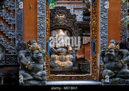Eingang zum balinesischen Stil eingerichtete Haus mit Statue von Ganesh (elefantenköpfige Gott), Ubud, Bali, Indonesien. Stockfoto