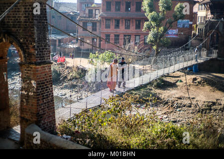 Mönch auf der Brücke in der Panauti, Nepal, Asien. Stockfoto