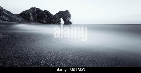 Die berühmten Durdle Door auf der Jurassic Coast in der Nähe von Lulworth in Dorset, England, UK. Stockfoto