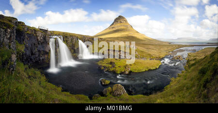 Panorama der Kirkjufell Wasserfall mit dem berühmten Berg im Hintergrund. Stockfoto