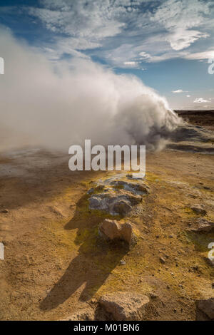 Dampf aus einer fumarole oder vulkanischen Schloten bei Hverarond in Island. Stockfoto