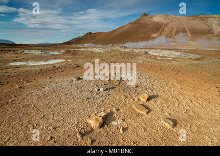 Landschaft von Hverarond in Nordisland mit Dampfschwaden aus fumarole oder vulkanschlote im Hintergrund. Stockfoto