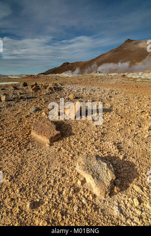 Landschaft von Hverarond in Nordisland mit Dampfschwaden aus fumarole oder vulkanschlote im Hintergrund. Stockfoto