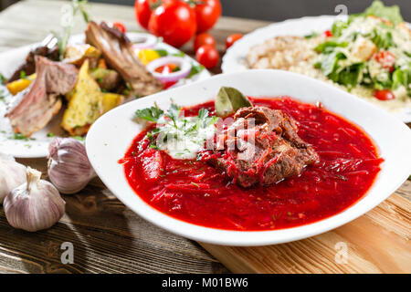 Rote Bete Suppe Borschtsch auf Holz- Hintergrund. Ukrainische und russische nationale Essen. Close-up. Stockfoto