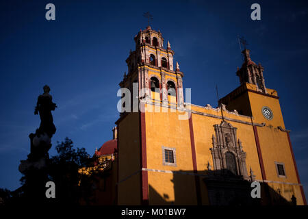 Die Basilika Unserer Lieben Frau von Guanajuato, Guanajuato und die Silhouette des Monumento a la Paz (Frieden) Denkmal in Guanajato, Mexiko Stockfoto