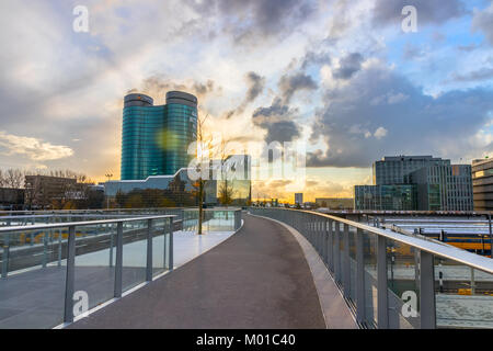 Rabobank Hauptquartier gesehen vom Moreelsebrug während des Sonnenuntergangs. Utrecht, Niederlande Stockfoto