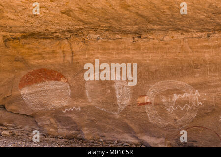 Schirm Piktogramme von alten Menschen in Nine Mile Canyon, Utah, USA erstellt Stockfoto