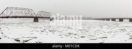 Gefrorene Susquehanna RIver Banken in Harrisburg, PA auf verschneiten Wintertag. Stockfoto